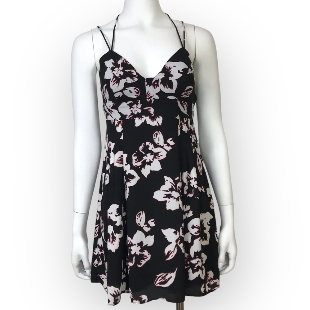 Express Black White Red Floral Hawaiian Fit and Flare Mini summer Dress Womens 4